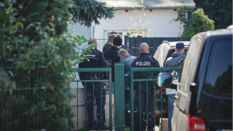 Bacio bombu među 500 ljudi na sprovodu u Njemačkoj, uhvatili ga i pretukli