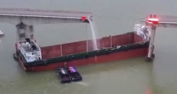 VIDEO Teretni brod u Kini se zabio u most. U rijeku propali auti, autobus