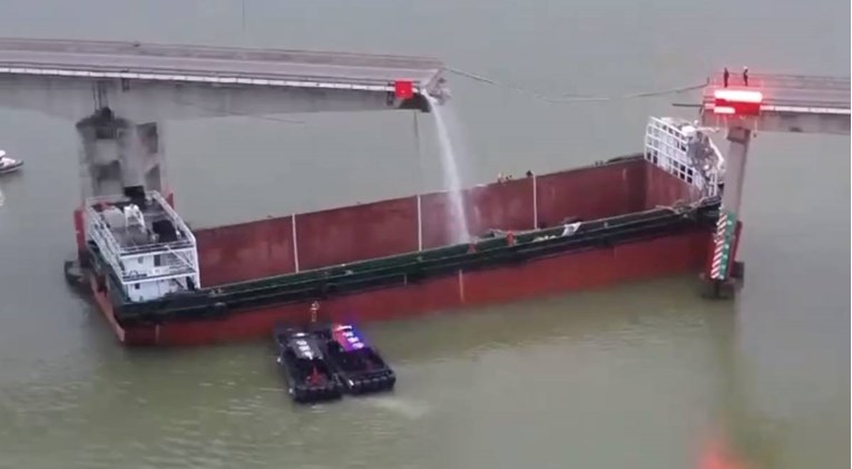 Teretni brod u Kini se zabio u most, ima mrtvih. U rijeku popadali auti, autobus