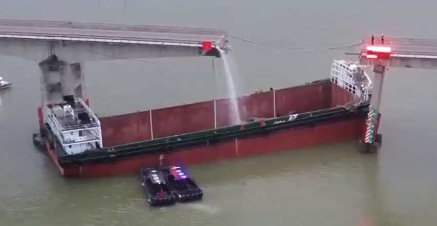 VIDEO Teretni brod u Kini se zabio u most. U rijeku propali auti, autobus