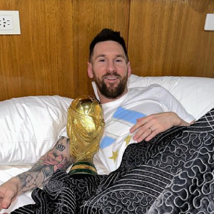Messi objavio fotku na kojoj je u krevetu s trofejom, odmah mu se javila supruga