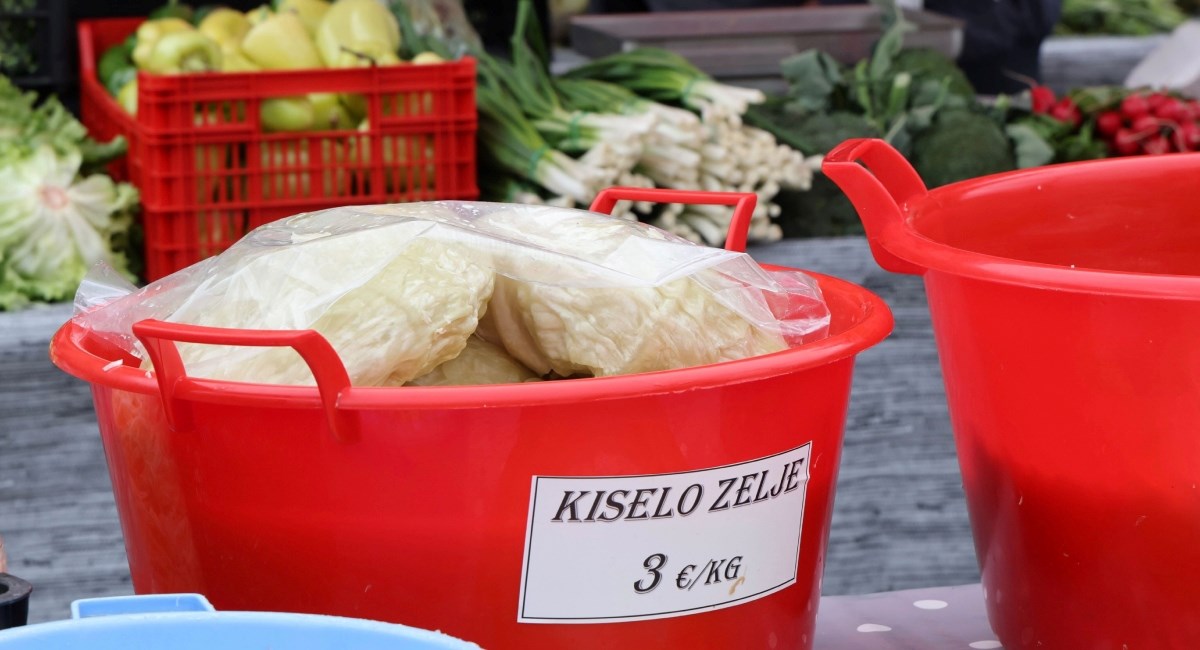 Kilogram kiselog kupusa na tržnicama košta između 3 i 4 €, od njega radimo ova jela
