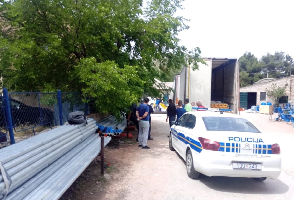 VIDEO U Šibeniku poginuo radnik, na njega pale vodovodne cijevi