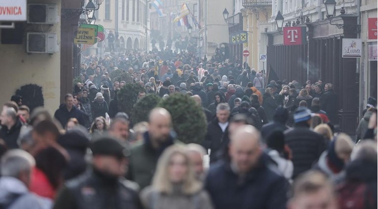 Tisuće u Koloni sjećanja u Vukovaru. Majka nestalog branitelja: Nisu oni nestali...