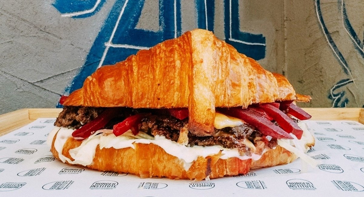 Institut za burgere Mate Jankovića predstavio Croissant smash, burger u kroasanu