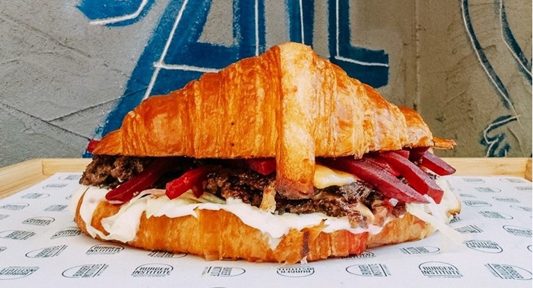 Institut za burgere Mate Jankovića predstavio Croissant smash, burger u kroasanu