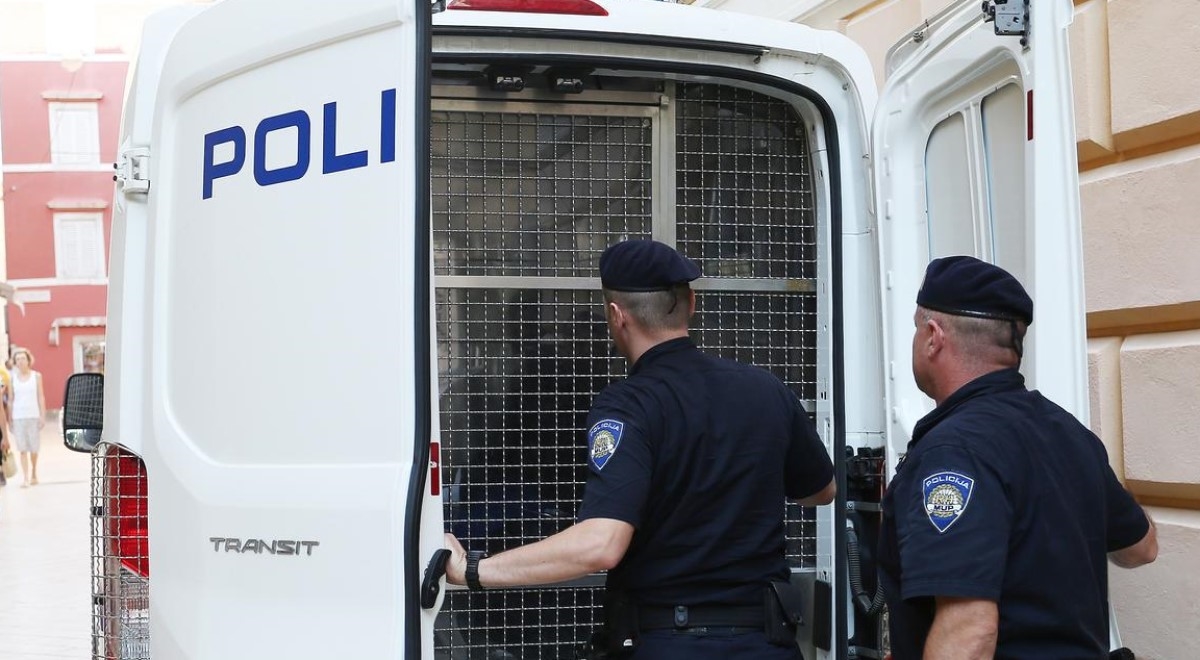 Zaraženi mladić u Karlovcu otišao u kafić, može dobiti do tri godine zatvora