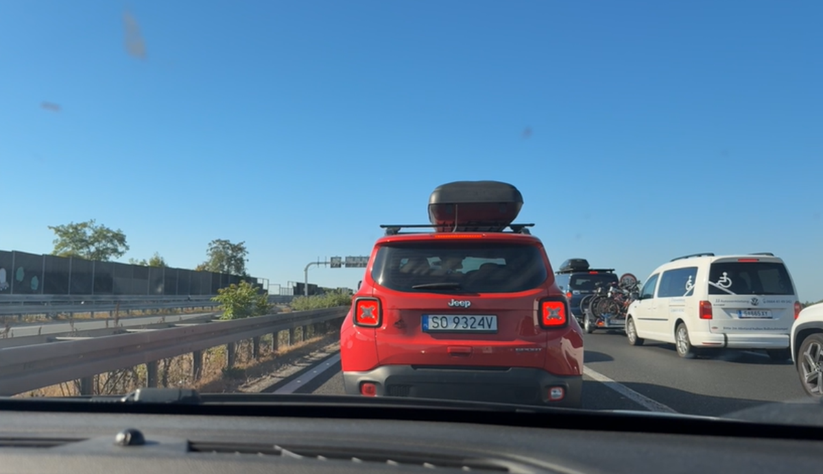 Vozimo se autocestom A1 prema moru. Dogodila se nesreća, ogromna je kolona