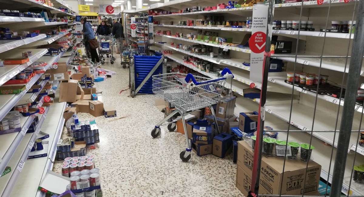 Mama u suzama jer su paničari pokupovali svu hranu i nema čime nahraniti bebu