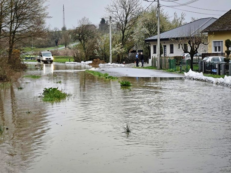 FOTO Poplave u Bjelovaru prijetile obiteljskim kućama, poplavili staklenici