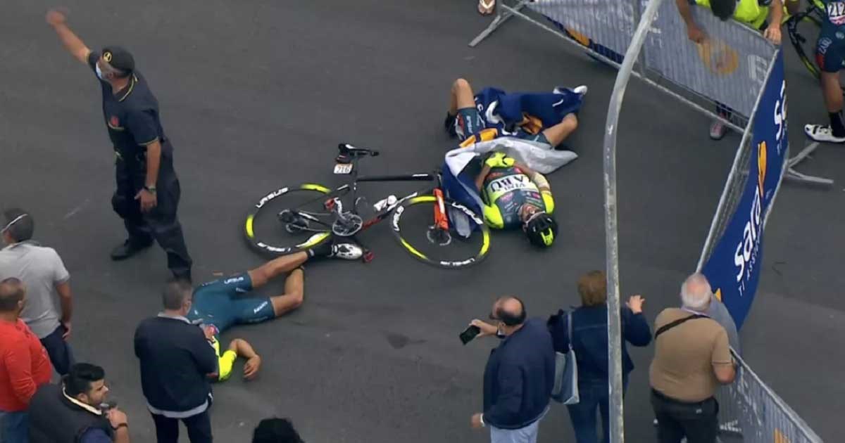 Bizarna nesreća na Giru d'Italia. Helikopter otpuhao ogradu na bicikliste