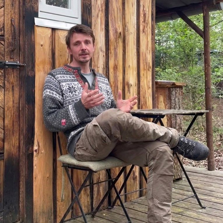 Dao otkaz i sam izgradio kuću u šumi za 12.000 eura: "Živim bez računa"