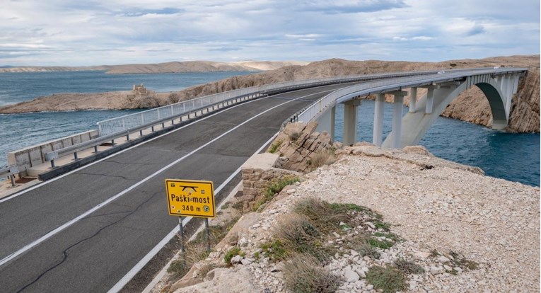 Zbog jakog vjetra Paški most otvoren samo za osobne automobile