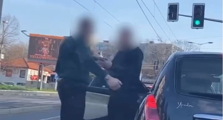 VIDEO Nasred ceste u Beogradu potukla se dvojica vozača