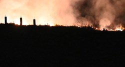 Požar na minski sumnjivom području kod Splita je lokaliziran. Vatrogasci dežuraju