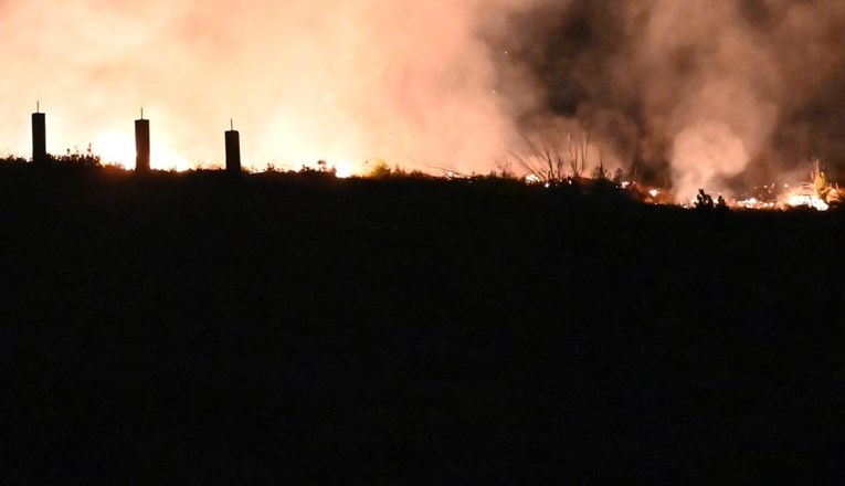 Razbuktao se požar na minski sumnjivom poručju kod Splita: "Nije lokaliziran"