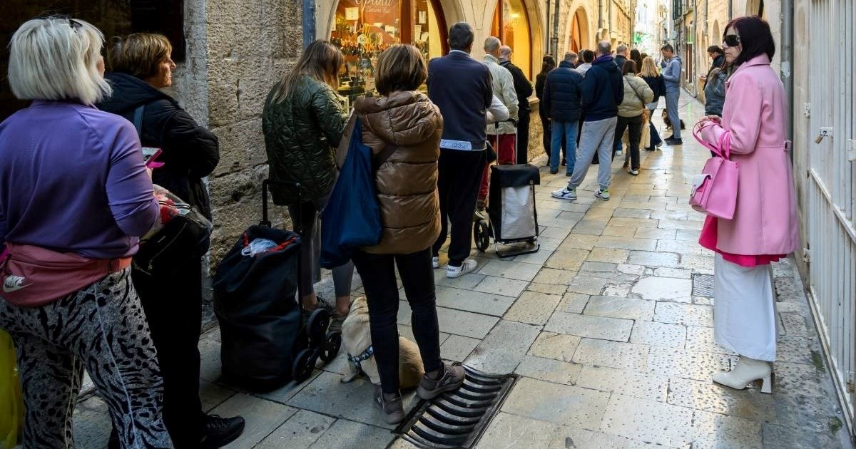 U Splitu nastao red na Veliku subotu, čeka se tradicionalna uskrsna slastica
