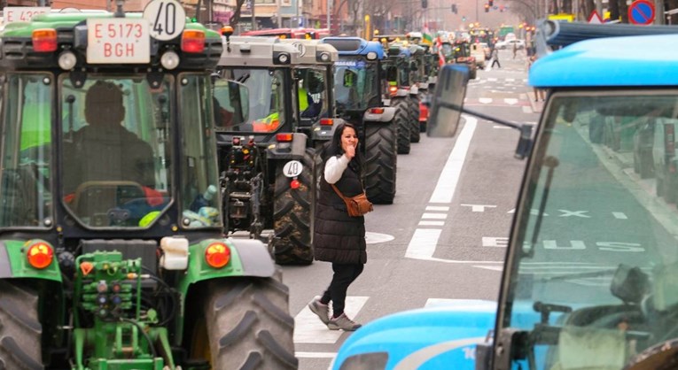 Španjolski poljoprivrednici izašli s traktorima na ulice: "Svi zarađuju osim nas"