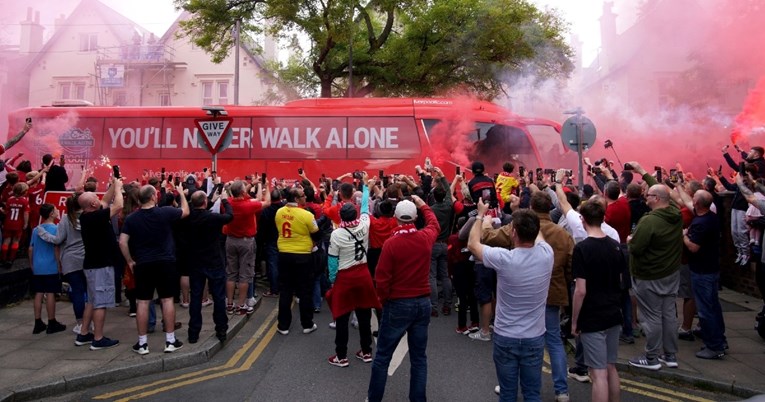 Navijači zapalili autobus Liverpoolove momčadi