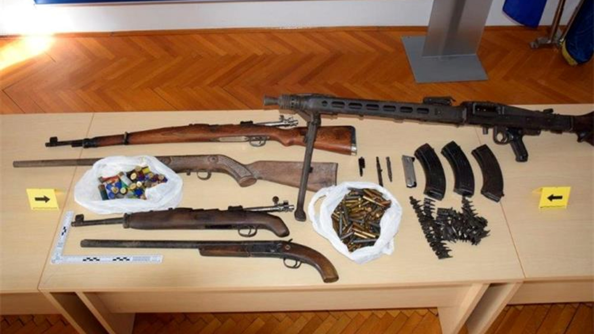 Varaždinska policija čovjeku u kući našla hrpu oružja, imao i strojnicu