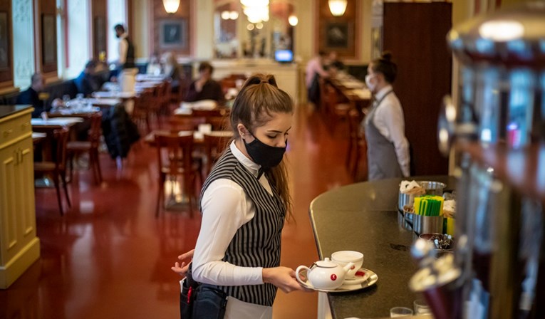 U Češkoj zabranili kupnju kave za van: "Ovo je smijurija"