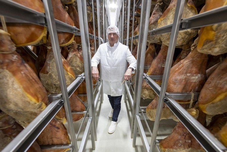 Od ratnog izbjeglice do milijardera. Tko je čovjek koji je kupio Zvijezdu?