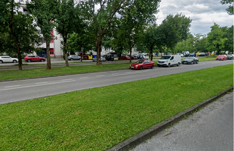Maloljetnici u Zagrebu ušli u otključan auto. Pokrenuli ga i udarili u parkirano vozilo