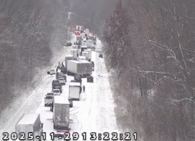 Lančani sudar tijekom snježne oluje u SAD-u. Sudjelovalo 45 vozila