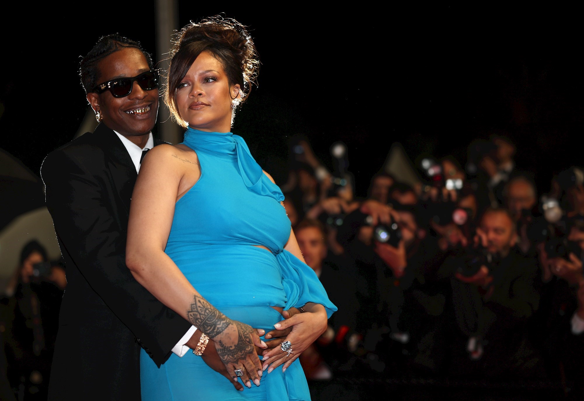 Rihanna podržala A$AP Rockyja u Cannesu, uskom haljinom istaknula trudnički trbuh