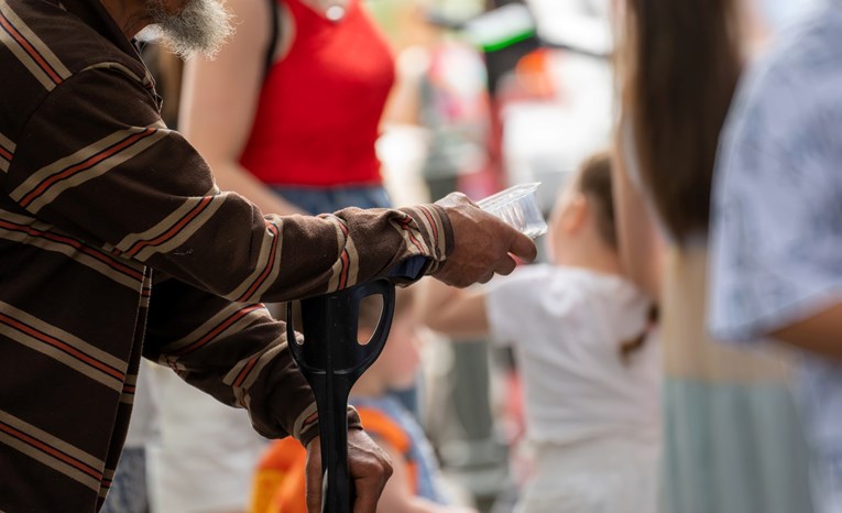 Uhićene tri žene i dva muškarca. Starije iz Zagreba prisiljavali na prosjačenje