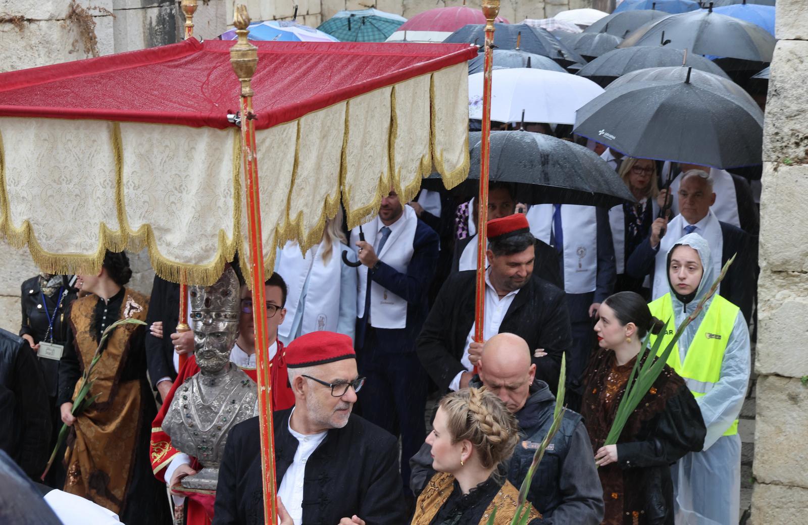 Splićani slave Sudamju pod kišobranima, procesija prošla gradom