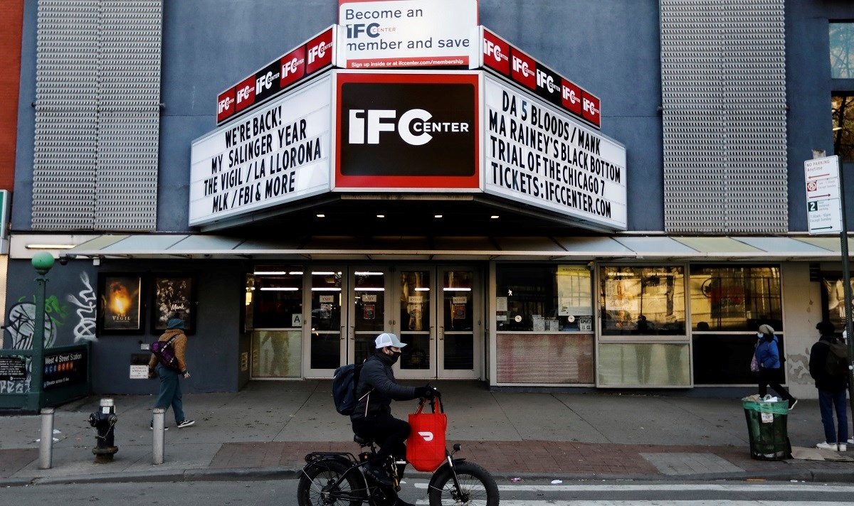 Američka kina ukinula obavezu nošenja maske za sve koji su cijepljeni