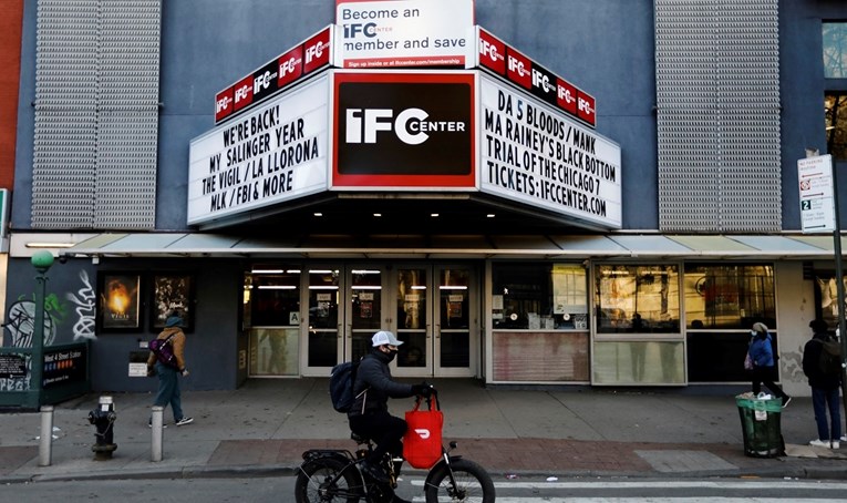 Američka kina ukinula obavezu nošenja maske za sve koji su cijepljeni