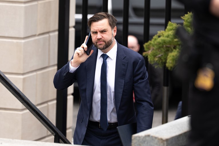 Vancea pitali je li odgovarao Trumpa od rata s Iranom: "Ne želim ići u zatvor"