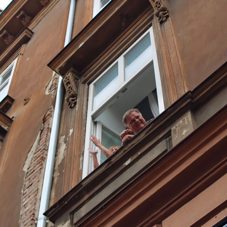 Građani s prozora i balkona podržali Zagreb Pride