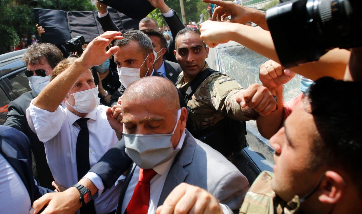 VIDEO Macron stigao u Bejrut, ljudi ga hvatali po ulici i molili da ih spasi vlasti