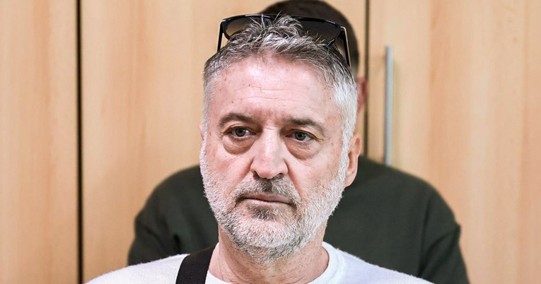 Nedavno dobio hice u noge kao upozorenje. Danas u pratnji policije stigao na sud