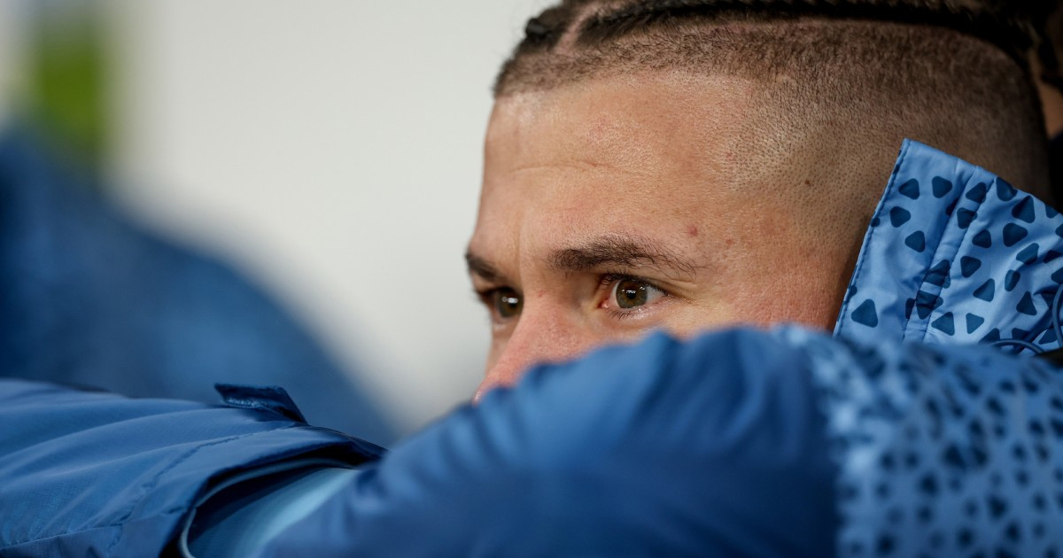 U četiri godine odigrao 46 utakmica. Izvan terena zarađuje milijune