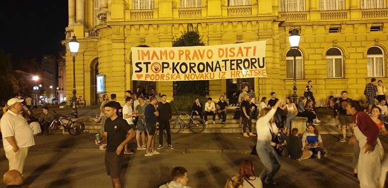 Ispred HNK sinoć osvanuo transparent podrške Đokoviću: "Stop korona teroru"
