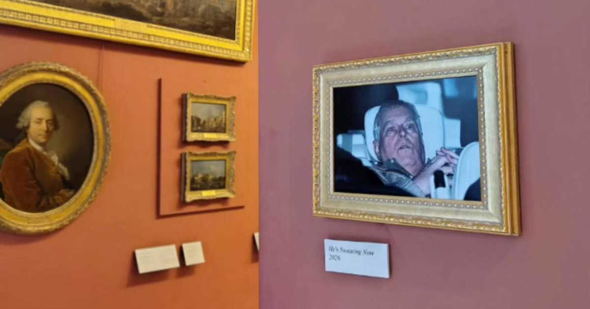 Fotografija uhićenja princa Andrewa izvješena u pariškom Louvreu