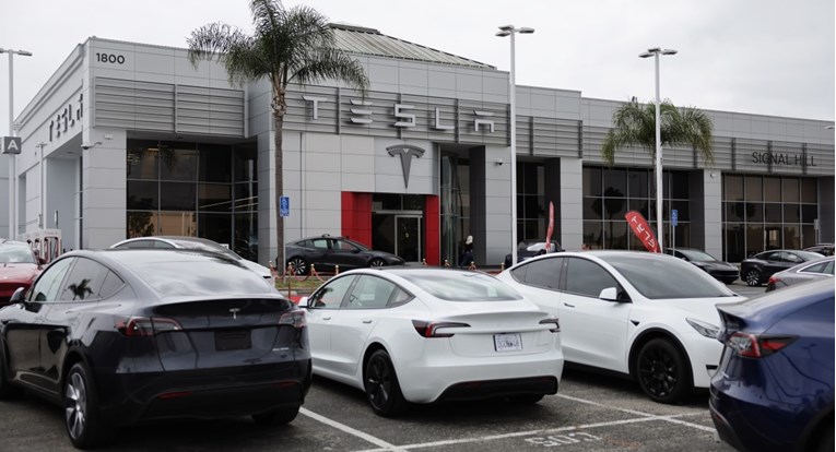 Tesla spustio cijene auta, prodaja i dalje pada