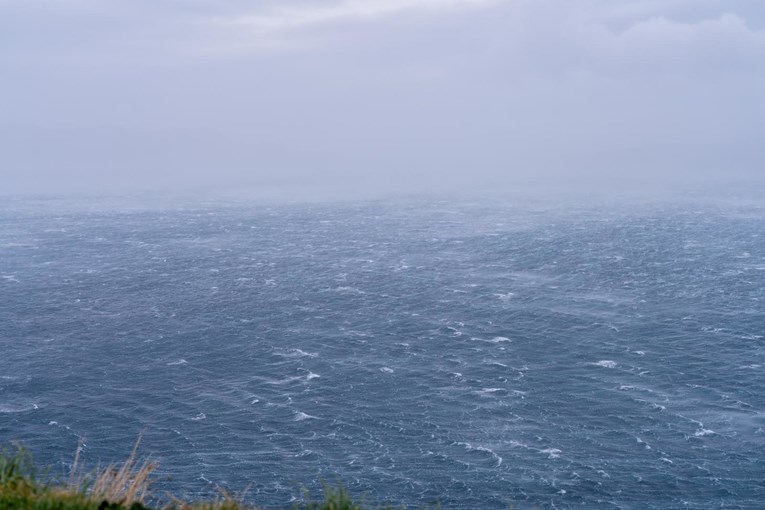 Zbog bure ograničenja na A1, u prekidu dvije katamaranske linije