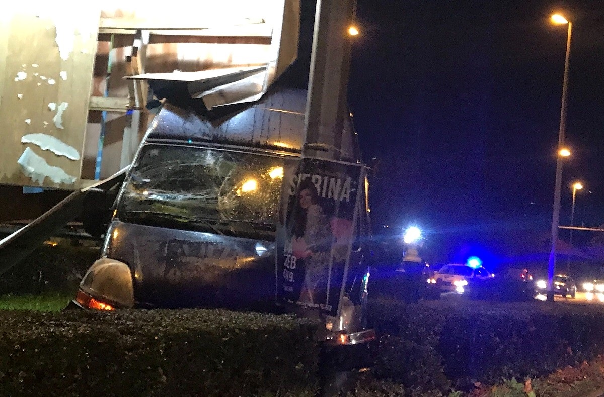 VIDEO Kombi se u Zagrebu zabio u jumbo plakat