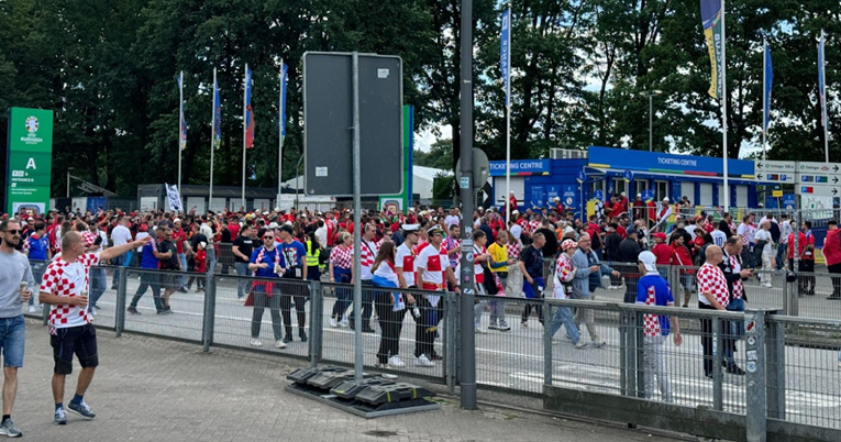 Hrvatski navijači stižu na stadion u Hamburgu