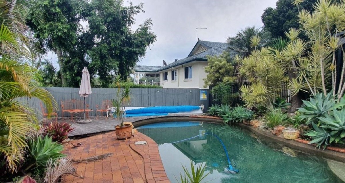 Ogromna zmija sakrila se u ovom vrtu, vidite li je?