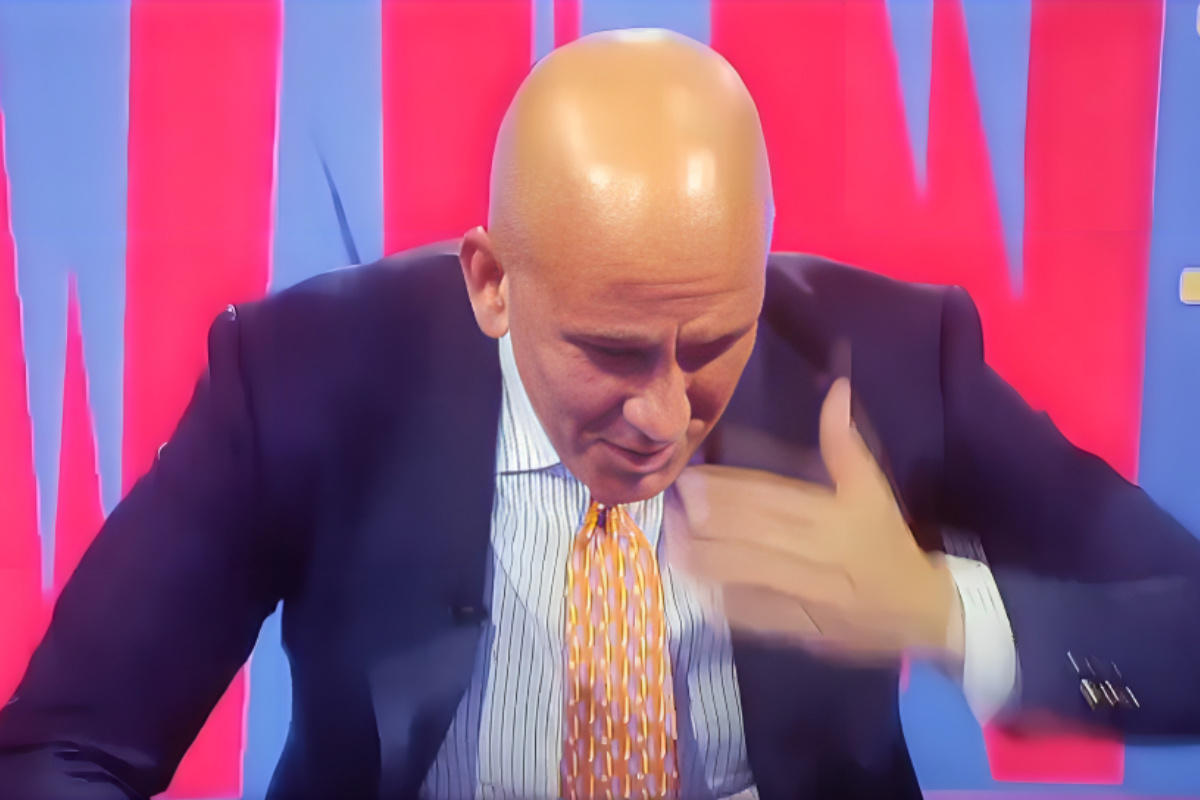 VIDEO Šokantan ispad Di Canija. Udarao glavom o stol u prijenosu uživo