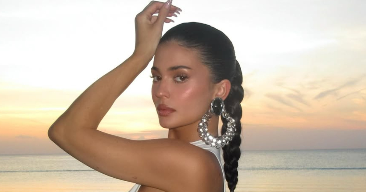 Manje je više? Kylie Jenner pozirala u haljini s ogromnim bočnim prorezima