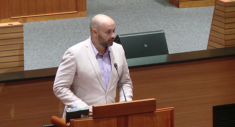 Zastupnik započeo govor sa "Za stol spremni"