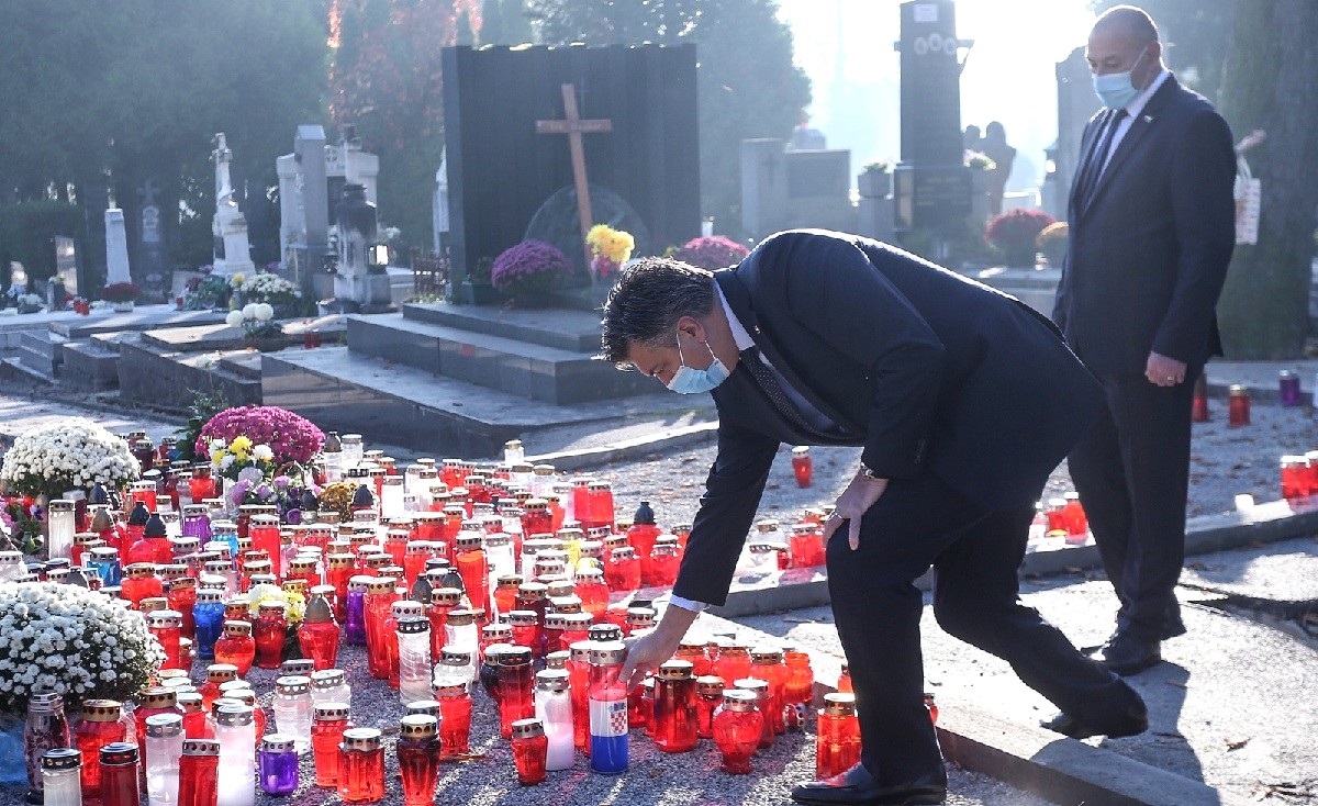 FOTO Plenković i Jandroković u ime vlade i sabora položili vijence na Mirogoju