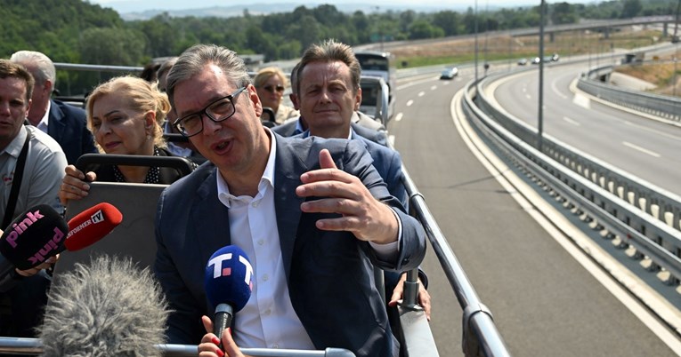 Vučić otvorio autocestu bez uporabne dozvole, suspendirao pravilnik o sigurnosti